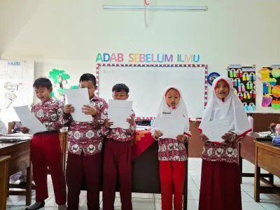 Presentasi di depan Kelas