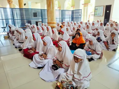 Pembiasaaan solat dzuhur di masjid